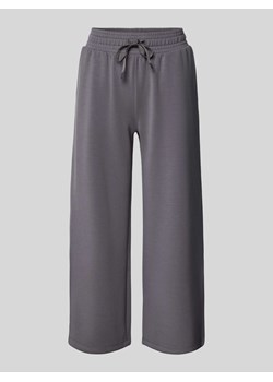 Spodnie dresowe z szeroką nogawką i elastycznym pasem ze sklepu Peek&Cloppenburg  w kategorii Spodnie damskie - zdjęcie 173857198