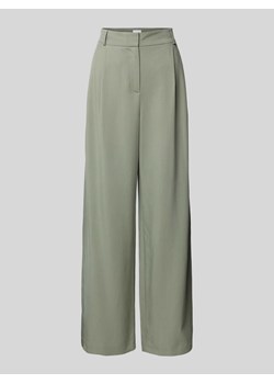 Spodnie o kroju wide leg z zakładkami w pasie i szlufkami na pasek ze sklepu Peek&Cloppenburg  w kategorii Spodnie damskie - zdjęcie 173863259