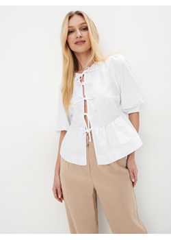Mohito - Bluzka z ozdobnym wiązaniem - biały ze sklepu Mohito w kategorii Bluzki damskie - zdjęcie 173868707
