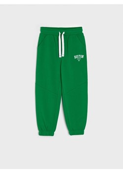 Sinsay - Spodnie dresowe jogger - green spruce ze sklepu Sinsay w kategorii Spodnie chłopięce - zdjęcie 173869586