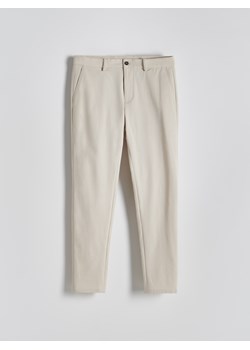 Reserved - Gładkie spodnie chino slim - beżowy ze sklepu Reserved w kategorii Spodnie męskie - zdjęcie 173870015