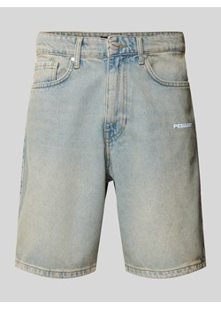 Szorty jeansowe z prostymi nogawkami i wyhaftowanym logo model ‘EARL’ ze sklepu Peek&Cloppenburg  w kategorii Spodenki męskie - zdjęcie 173872439