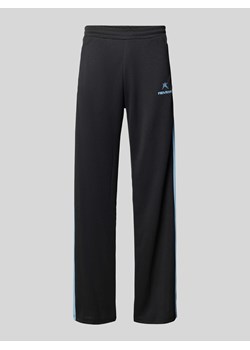 Spodnie dresowe o kroju regular fit z bocznymi listwami na zatrzaski ze sklepu Peek&Cloppenburg  w kategorii Spodnie męskie - zdjęcie 173877978