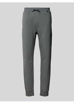 Spodnie dresowe z elastycznym pasem model ‘Hadiko’ ze sklepu Peek&Cloppenburg  w kategorii Spodnie męskie - zdjęcie 173878579