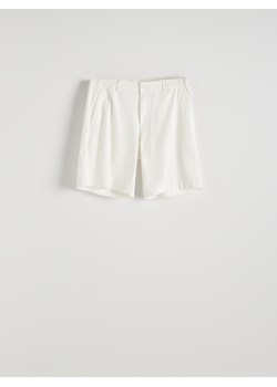 Reserved - Szorty regular fit - biały ze sklepu Reserved w kategorii Spodenki męskie - zdjęcie 173885068