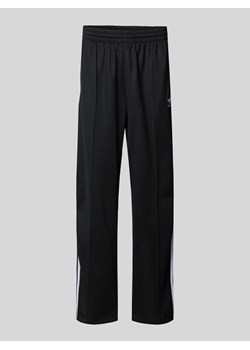 Spodnie dresowe o kroju baggy fit z wyhaftowanym logo ze sklepu Peek&Cloppenburg  w kategorii Spodnie męskie - zdjęcie 173887439