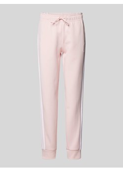 Spodnie dresowe o kroju regular fit z detalem z logo ze sklepu Peek&Cloppenburg  w kategorii Spodnie damskie - zdjęcie 173887446