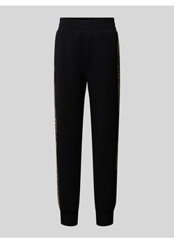 Spodnie dresowe o kroju slim fit z nadrukami z logo ze sklepu Peek&Cloppenburg  w kategorii Spodnie damskie - zdjęcie 173887567