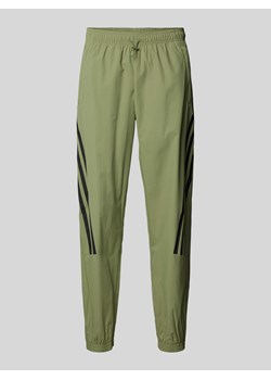 Spodnie dresowe o kroju tapered fit z charakterystycznymi dla marki paskami ze sklepu Peek&Cloppenburg  w kategorii Spodnie męskie - zdjęcie 173887695