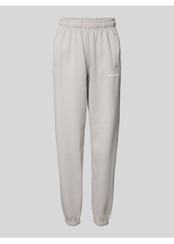Spodnie dresowe z wysokim stanem i napisem z logo model ‘VILLA’ ze sklepu Peek&Cloppenburg  w kategorii Spodnie damskie - zdjęcie 173887839