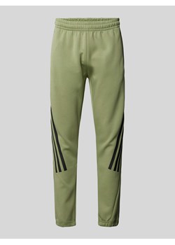 Spodnie dresowe o kroju tapered fit z charakterystycznymi dla marki paskami ze sklepu Peek&Cloppenburg  w kategorii Spodnie męskie - zdjęcie 173887867