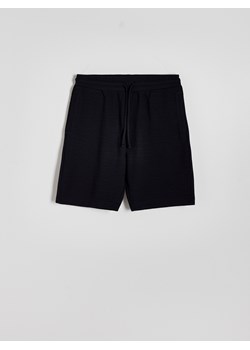 Reserved - Strukturalne szorty regular fit - czarny ze sklepu Reserved w kategorii Spodenki męskie - zdjęcie 173888746
