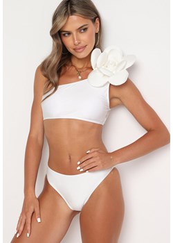Białe 2-Częściowe Bikini Stanik na Jedno Ramię z Aplikacją Kwiatka 3D i Majtki Figi Simelba ze sklepu Born2be Odzież w kategorii Stroje kąpielowe - zdjęcie 173898867