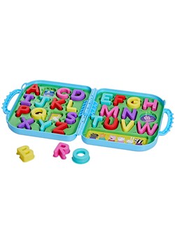 Hasbro Walizka z literami &quot;Świnka Peppa&quot; w kolorze błękitnym - 2+ ze sklepu Limango Polska w kategorii Zabawki - zdjęcie 173925117
