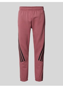 Spodnie dresowe o kroju slim fit z charakterystycznymi dla marki paskami ze sklepu Peek&Cloppenburg  w kategorii Spodnie męskie - zdjęcie 173954519