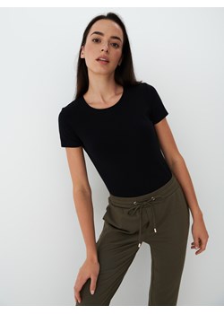 Mohito - Czarna koszulka z krótkim rękawem - czarny ze sklepu Mohito w kategorii Bluzki damskie - zdjęcie 173956787