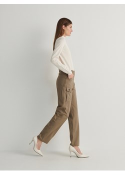 Reserved - Spodnie z kieszenią cargo - oliwkowy ze sklepu Reserved w kategorii Spodnie damskie - zdjęcie 173957078