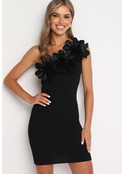Czarna Dopasowana Koktajlowa Sukienka Prążkowana z Wiskozą na Jedno Ramię z Kwiatami 3D Welbene ze sklepu Born2be Odzież w kategorii Sukienki - zdjęcie 173959326