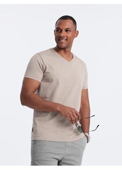 Klasyczna męska bawełniana koszulka z dekoltem w serek BASIC – piaskowa V5 OM-TSBS-0145 ze sklepu ombre w kategorii T-shirty męskie - zdjęcie 173969898