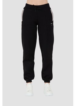 GUESS Czarne spodnie dresowe Kiara Pant, Wybierz rozmiar XS ze sklepu outfit.pl w kategorii Spodnie damskie - zdjęcie 173970049