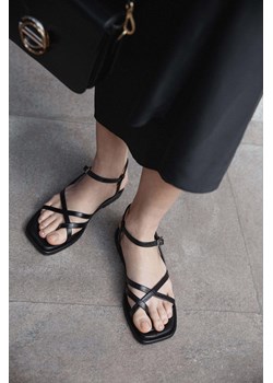 Estro: Czarne skórzane sandały damskie z cienkich pasków na krzyż ze sklepu Estro w kategorii Sandały damskie - zdjęcie 173997016