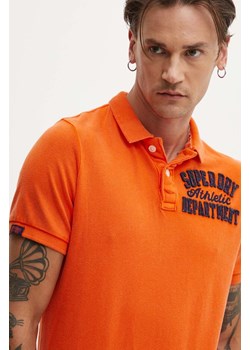 Superdry polo bawełniane kolor pomarańczowy z aplikacją M1110396A-TSW ze sklepu ANSWEAR.com w kategorii T-shirty męskie - zdjęcie 173998637