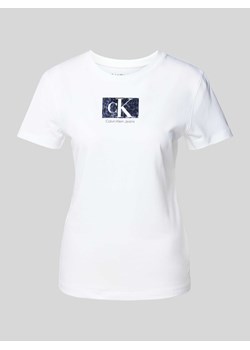 T-shirt o kroju slim fit z nadrukiem z logo ze sklepu Peek&Cloppenburg  w kategorii Bluzki damskie - zdjęcie 173999389