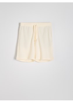 Reserved - Dresowe szorty w prążek - złamana biel ze sklepu Reserved w kategorii Spodenki męskie - zdjęcie 174003725