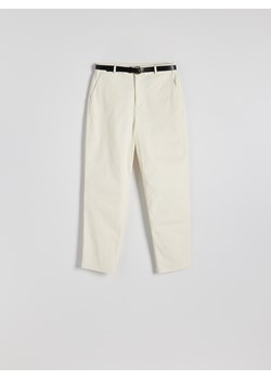Reserved - Spodnie chino z paskiem - złamana biel ze sklepu Reserved w kategorii Spodnie damskie - zdjęcie 174004317