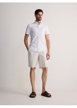 Reserved - Gładka koszula slim fit - biały ze sklepu Reserved w kategorii Koszule męskie - zdjęcie 174004385