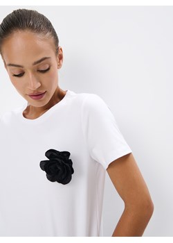 Mohito - Biały t-shirt z ozdobnym elementem - biały ze sklepu Mohito w kategorii Bluzki damskie - zdjęcie 174005515
