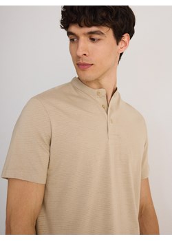 Reserved - Koszulka polo regular ze stójką - beżowy ze sklepu Reserved w kategorii T-shirty męskie - zdjęcie 174007417