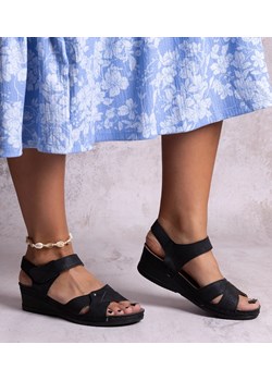 Czarne sandały na niskiej koturnie Kirane ze sklepu gemre w kategorii Sandały damskie - zdjęcie 174015957