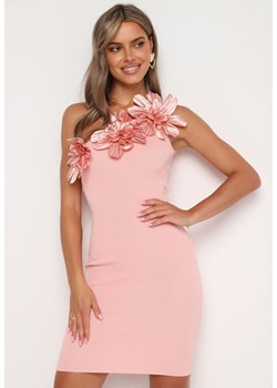 Różowa Dopasowana Koktajlowa Sukienka Prążkowana z Wiskozą na Jedno Ramię z Kwiatami 3D Welbene ze sklepu Born2be Odzież w kategorii Sukienki - zdjęcie 174016335