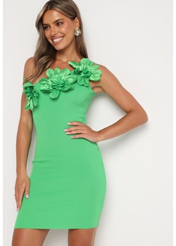 Zielona Dopasowana Koktajlowa Sukienka Prążkowana z Wiskozą na Jedno Ramię z Kwiatami 3D Welbene ze sklepu Born2be Odzież w kategorii Sukienki - zdjęcie 174016345