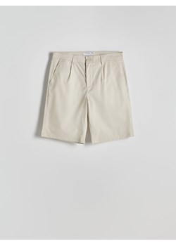 Reserved - Bawełniane szorty regular fit - beżowy ze sklepu Reserved w kategorii Spodenki męskie - zdjęcie 174023509