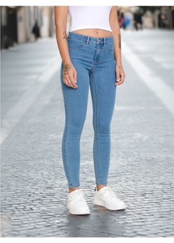 Sinsay - Jeansy skinny mid waist - niebieski ze sklepu Sinsay w kategorii Jeansy damskie - zdjęcie 174024178