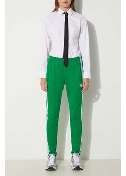 adidas Originals spodnie dresowe Adicolor Classics SST kolor zielony z aplikacją IK6601 ze sklepu PRM w kategorii Spodnie damskie - zdjęcie 174031095