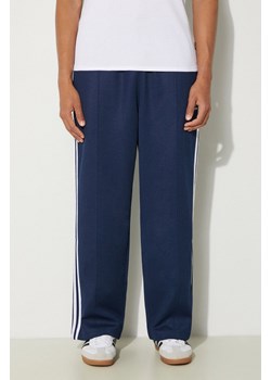 adidas Originals spodnie dresowe Adicolor Baggy Fit Firebird Pant kolor granatowy z aplikacją IZ2466 ze sklepu PRM w kategorii Spodnie męskie - zdjęcie 174031175