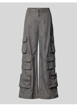 Spodnie cargo z szeroką nogawką i wyhaftowanym logo ze sklepu Peek&Cloppenburg  w kategorii Spodnie damskie - zdjęcie 174037627