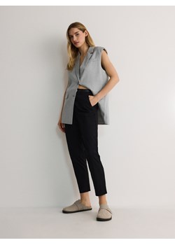 Reserved - Spodnie chino z paskiem - czarny ze sklepu Reserved w kategorii Spodnie damskie - zdjęcie 174044327