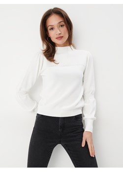 Mohito - Biały sweter z bufiastym rękawem - biały ze sklepu Mohito w kategorii Swetry damskie - zdjęcie 174045728