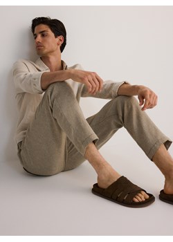 Reserved - Spodnie regular fit z lnem - zielony ze sklepu Reserved w kategorii Spodnie męskie - zdjęcie 174047036