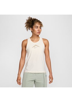 Damska koszulka bez rękawów do biegania z grafiką Dri-FIT Nike Trail - Brązowy ze sklepu Nike poland w kategorii Bluzki damskie - zdjęcie 174073516