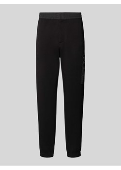 Spodnie dresowe o kroju regular fit z kieszenią cargo ze sklepu Peek&Cloppenburg  w kategorii Spodnie męskie - zdjęcie 174074068