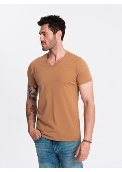 Męska klasyczna bawełniana koszulka z dekoltem w serek BASIC – brązowa V9 OM-TSBS-0145 ze sklepu ombre w kategorii T-shirty męskie - zdjęcie 174093019