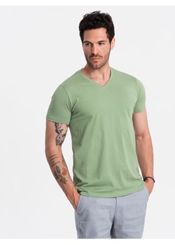 Bawełniana klasyczna męska koszulka z dekoltem w serek BASIC – zielona V11 OM-TSBS-0145 ze sklepu ombre w kategorii T-shirty męskie - zdjęcie 174093027