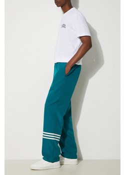 adidas Originals spodnie dresowe Neuclassics kolor turkusowy z aplikacją JF9160 ze sklepu PRM w kategorii Spodnie męskie - zdjęcie 174098058
