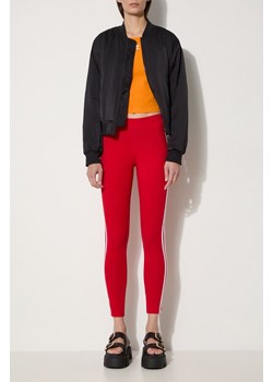 adidas Originals legginsy damskie kolor czerwony z aplikacją IB7382-CZERWONY ze sklepu PRM w kategorii Spodnie damskie - zdjęcie 174098168