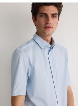 Reserved - Gładka koszula regular fit - jasnoniebieski ze sklepu Reserved w kategorii Koszule męskie - zdjęcie 174099257